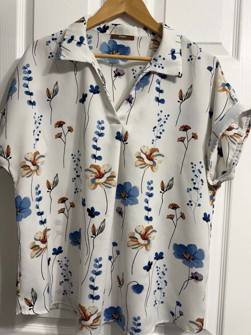 Gaharu XL White Floral Print Short Sleeve Collared V-Neck Blouse